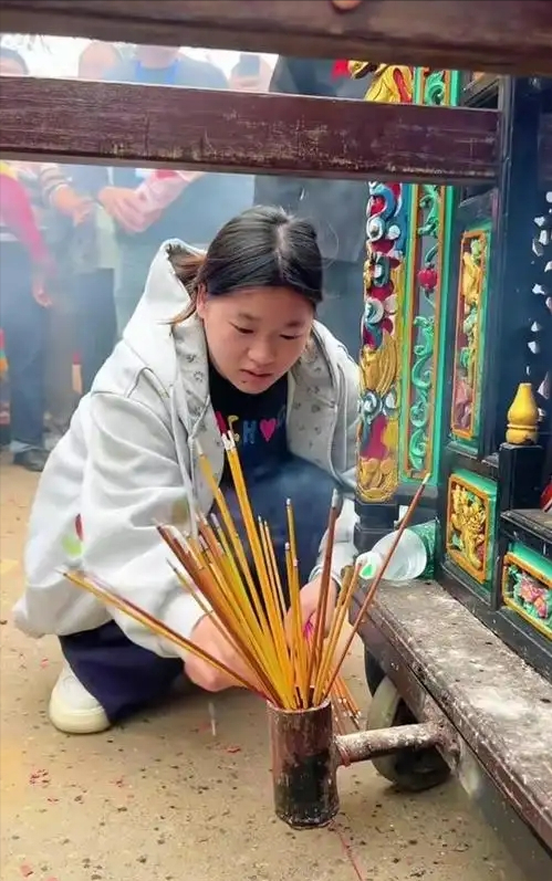 华体会官方-全红婵回乡过元宵明显发福！妈妈发言笑出大白牙，别墅进度更新了|跳水|奥运跳水|跳台|女子|冠军_新浪体育_新浪新闻