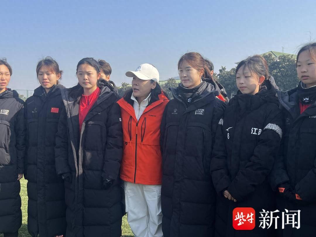 华体会官网-田震南京开唱先探望江苏女足 透露因《铿锵玫瑰》圆了足球梦