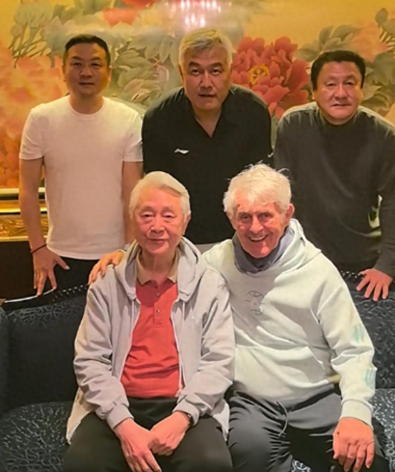华体会-世界杯一代北京相聚，米卢，金志扬满头白发，唯独他杨璞和不显老